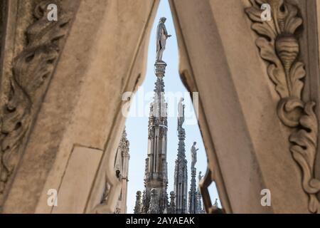 Vue sur les flèches et les statues sur le toit du Duomo à Milan Banque D'Images