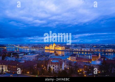 Budapest. Image cityscape de Budapest avec le bâtiment du parlement dans le centre et le Danube - capitale de la Hongrie, au crépuscule Banque D'Images