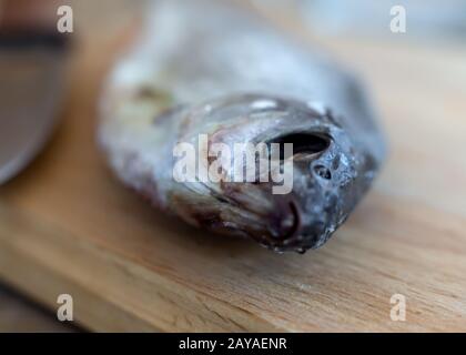 Roach séché sur la table sur la planche à découper. Banque D'Images