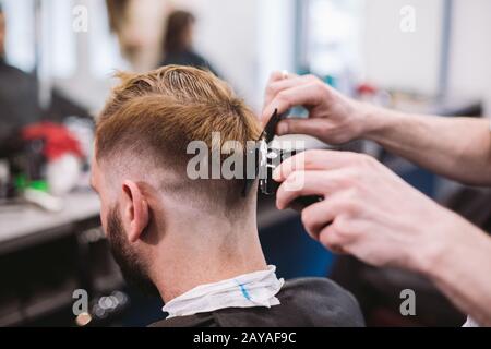 Rasoir Electrique Coupe De Cheveux Pour Hommes Main De Coiffeur Rasse Les Cheveux Avec Un Rasoir Electrique Hipster Homme Obtient Une Coupe De Cheveux Tendance Avec Une Tondeuse A Cheveux Et Un