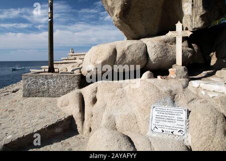 Puerto Escondido, Oaxaca, Mexique - un mémorial pour les pêcheurs perdus dans une tempête de 2014, à Playa principal, ou plage principale, sur l'océan Pacifique. Banque D'Images