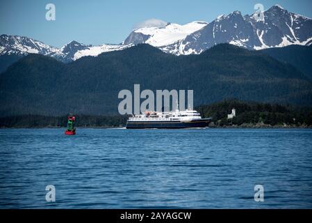 Alaska Marine Highway le m/v Matanuska passant entre le phare de Sentinel Island et Poundstone Rock Buoy, Favorite Channel, sud-est de l'Alaska. Banque D'Images