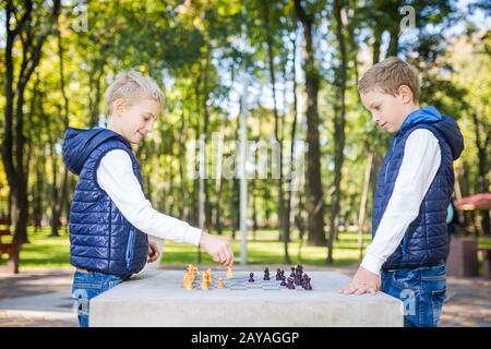 Le sujet est l'apprentissage des enfants, le développement logique, les mathématiques de l'esprit, le calcul erroné avance. Grande famille deux frères caucasiens Banque D'Images