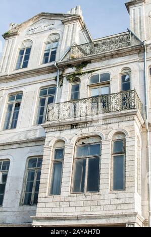 Ancienne maison rétro weathered vintage négligée maison pierre dalles façade Banque D'Images