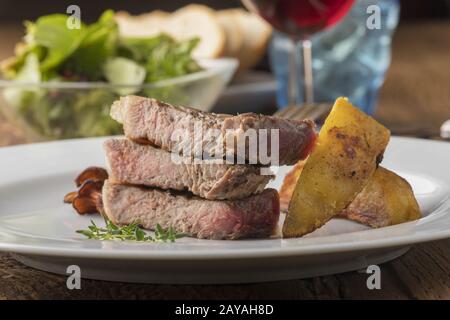 Steak grillé avec pomme de terre Banque D'Images