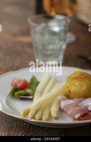 Asperges blanches avec jambon et pommes de terre Banque D'Images