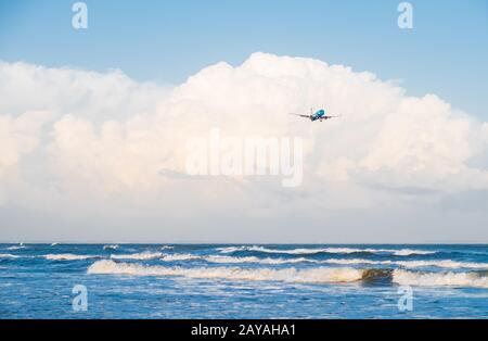 ElAl Israel Airlines Boeing 737-800 volant dans des nuages blancs et le ciel bleu, atterrissant à l'aéroport international de Larnaca Banque D'Images