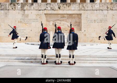 Changement de la garde présidentielle appelée Evzones au Monument du Soldat inconnu, à côté du Parlement grec, Syntagma Banque D'Images