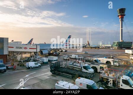 Londres, Royaume-Uni - février 2020 : vue sur la piste de l'aéroport Heathrow de Londres. Aéroport d'Heathrow, également connu sous le nom de Londres Heathrow Banque D'Images