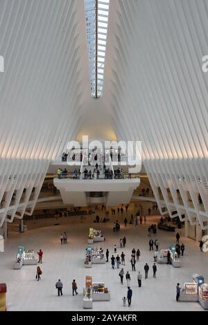 À l'intérieur de l'oculus de la Westfield World Trade Center Transportation Hub à New York Banque D'Images