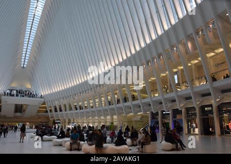 À l'intérieur de l'oculus de la Westfield World Trade Center Transportation Hub à New York Banque D'Images
