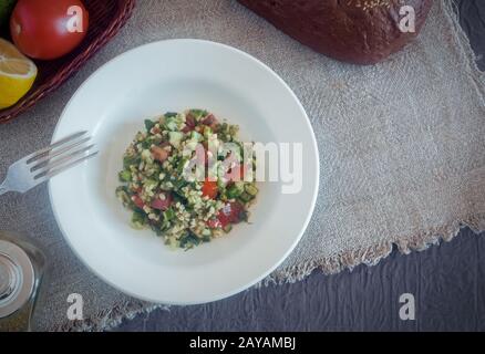 La cuisine arabe : salade de légumes populaires boulgour avec céréales. Banque D'Images