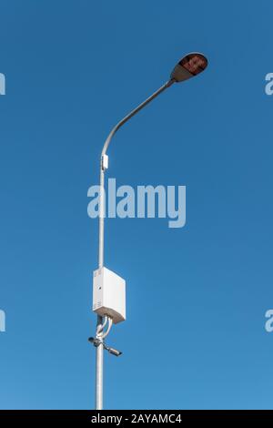 Lampe de rue avec caméra de surveillance Banque D'Images