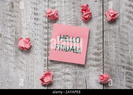 Note d'écriture montrant Bonjour vendredi. Photo d'affaires vous le dites pour souhaiter et espérer une autre bonne semaine belle épaisse Banque D'Images