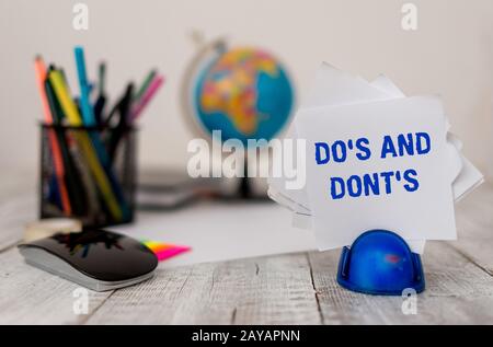 Texte écrit DO S is et ne S is. Concept signification conseiller les règles ou les douanes concernant certaines activités fixes et mises en service Banque D'Images