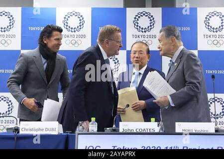 Tokyo, Japon. 14 février 2020. John Coates (2ème L), président de la commission de coordination du Comité International Olympique (CIO) pour les Jeux Olympiques Tokyo 2020, entretien avec Mori Yoshiro (1ère R), président du Comité d'organisation des Jeux Olympiques et Paralympiques de Tokyo (Tokyo 2020), Après la conférence de presse conjointe CIO-Tokyo 2020 pour la 11ème réunion d'examen de projet entre le CIO et Tokyo 2020 à Tokyo, Japon, le 14 février 2020. Crédit: Du Xiaoyi/Xinhua/Alay Live News Banque D'Images