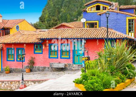 Groupe Raquira de maisons coloniales colorées Banque D'Images