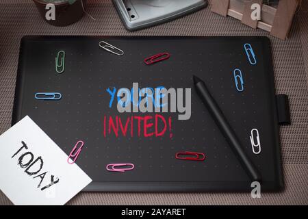 Texte écrit que vous êtes invité à nouveau. Concept d'affaires pour faire une demande polie et amicale à quelqu'un aller quelque part. Banque D'Images