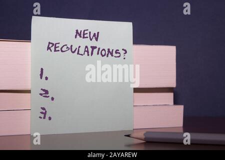Panneau de texte indiquant la question sur les nouvelles réglementations. Les règles de photo conceptuelle ont rendu l'ordre du gouvernement de contrôler la façon dont quelque chose est fait Fermer Banque D'Images