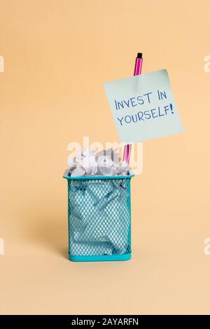 Panneau texte montrant investir en vous-même. Photo conceptuelle apprendre de nouvelles choses ou de nouveaux matériaux, ce qui rend votre beaucoup mieux. Banque D'Images