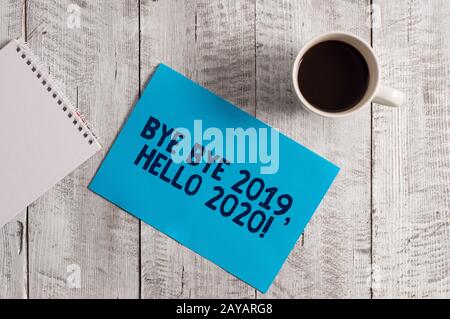 Texte écrit Bye Bye 2019 Bonjour 2020. Concept d'affaires pour avoir dit au revoir à l'année dernière et accueillir un autre bon. Banque D'Images