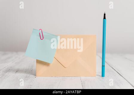 Enveloppe rectangulaire fermée étiquette adhésive marqueur en bois rétro rétro vintage rustique table arrière-plan. Banque D'Images