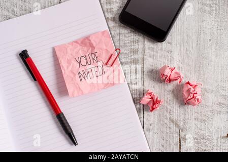 Texte écrit que vous êtes invité à nouveau. Concept d'affaires pour faire une demande polie et amicale à quelqu'un aller quelque part. Banque D'Images