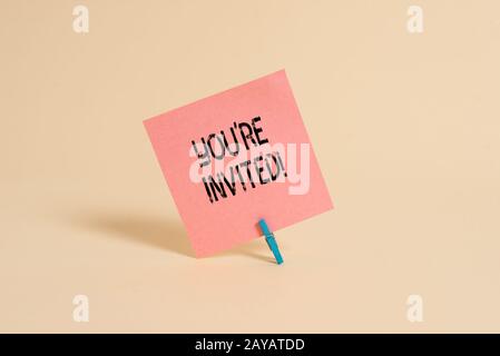 Texte écrit que vous êtes invité à nouveau. Concept d'affaires pour faire une demande polie et amicale à quelqu'un aller quelque part. Banque D'Images