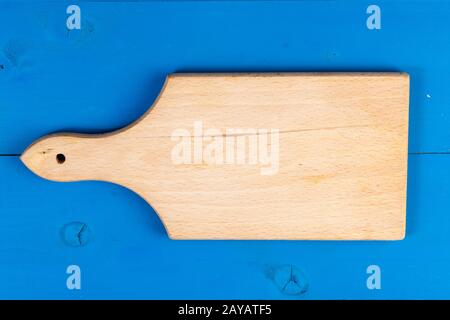 Planche à découper en bois massif transparente avec vue sur l'avant. Planche de cuisine en bois. Ustensiles de la maison pour couper les légumes fruits viandes noix. Cuire Banque D'Images