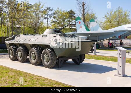 L'Anapa, Russie - le 28 avril 2019 : BTR-70 véhicule de transport de troupes dans le parc de matériel militaire en Anapa Banque D'Images