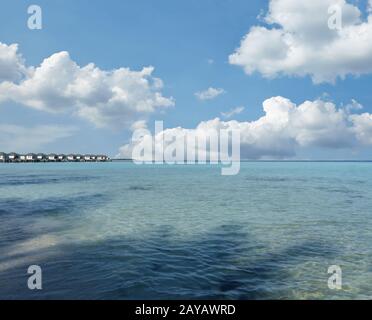 Chalets sur une jetée dans l'océan Indien près des Maldives Banque D'Images