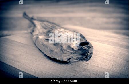 Roach séché sur la table sur la planche à découper. Banque D'Images