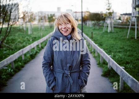 Femme blonde naturelle se tenant dans un parc d'automne. Automne Banque D'Images