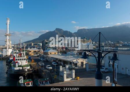 Vue sur le bâtiment du capitaine du Vieux-Port (1904) et la tour de l'horloge au V & A Waterfront au Cap, Afrique du Sud avec Table Mountain dans l'arrière-pays Banque D'Images