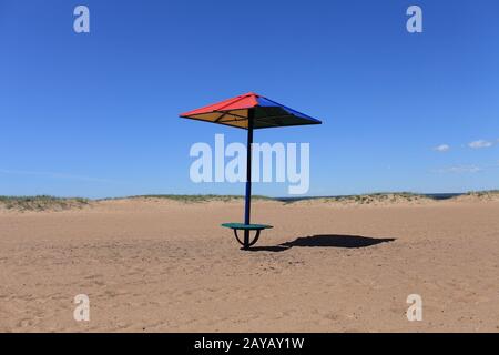 Parasols sur une plage vide Banque D'Images
