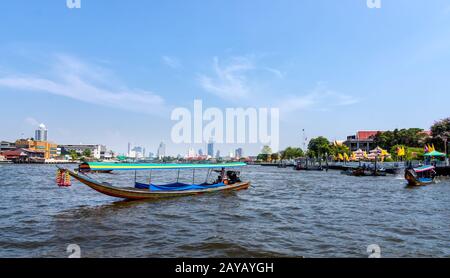Vue sur Bangkok depuis la rivière Chao Phraya Banque D'Images