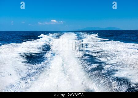 Vagues du bateau sur la surface de l'eau Banque D'Images