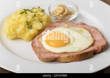 Une collation bavaroise typique de Leberkaese avec salade de pommes de terre Banque D'Images