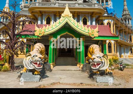 Statues de tigres au temple bouddhiste en Thaïlande Banque D'Images