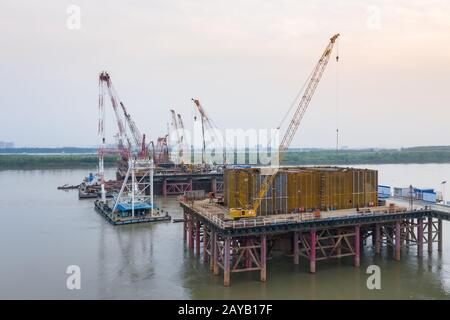 grues sur le chantier de construction de ponts Banque D'Images