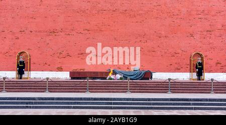 Tombe du soldat inconnu gardée par deux soldats de la garde d'honneur au mur du Kremlin Banque D'Images