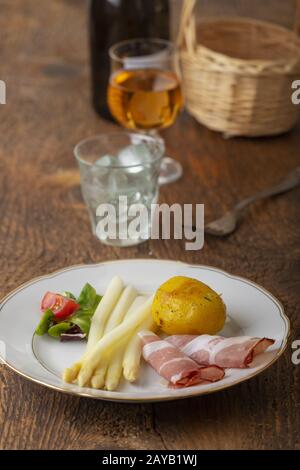 Asperges blanches avec jambon et pommes de terre Banque D'Images