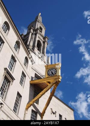 près de la tour et horloge dorée ornée dans le hall civique de leeds dans le yorkshire de l'ouest contre un ciel nuageux ensoleillé Banque D'Images