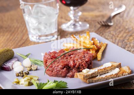 Tartare de steak cru sur une plaque grise Banque D'Images