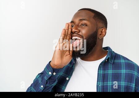 Jeune homme afro-crier. Des cris. L'homme émotionnel crier. Les émotions humaines, l'expression faciale concept. Banque D'Images