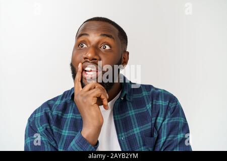 Expressions, émotions et sentiments du visage humain. Beau jeune homme africain américain à la recherche avec des expr réfléchis et sceptiques Banque D'Images