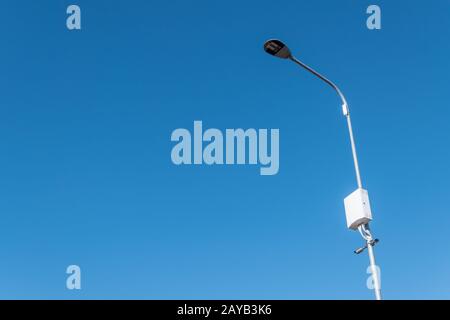 Lampe de rue avec caméra de surveillance Banque D'Images