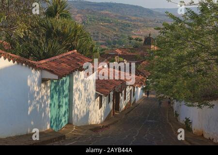 Toits en tuiles rouges et rues pavées, Barichara, Santander, Colombie Banque D'Images