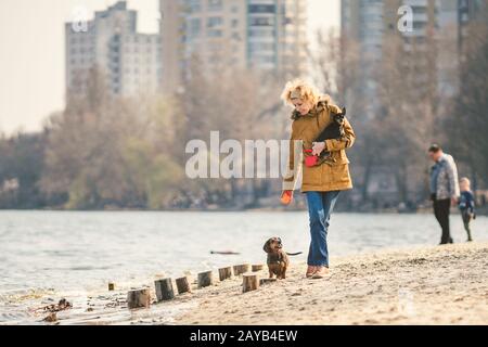La femme joue avec les chiens. Les animaux de compagnie et les chiens s'entraîner et éduquer les chiens. Concept d'animaux de compagnie. Concept animaux de compagnie. Chien amant.Cauc Banque D'Images