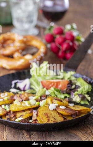 Potatogröstl tyrolien avec oignons Banque D'Images